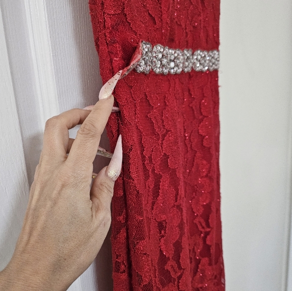 Red gown - Picture 3 of 4